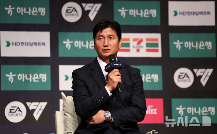 [서울=뉴시스] 김선웅 기자 = 김천상무 정정용 감독이 22일 서울 마포구 누리꿈스퀘어에서 열린 하나은행 K리그1 2025 파이널라운드 미디어데이에서 인사말을 하고 있다. 2025.10.22. mangusta@newsis.com