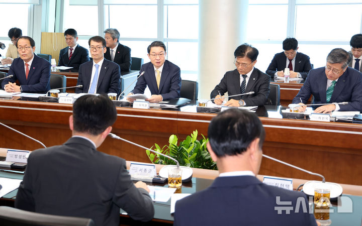 [부산=뉴시스] 하경민 기자 = 이억원 금융위원장이 22일 부산 남구 BNK부산은행 본점에서 열린 '지역경제 활성화를 위한 지방우대금융 간담회'에 참석, 모두발언을 하고 있다. 이날 행사에는 이 위원장을 비롯해 산업은행, 기업은행, 신용보증기금, 기술보증기금, 은행연합회, 부산은행, 부산시, 부산상공회의소, 부산기술창업투자원, 지역기업 7곳 등의 관계자가 참석했다. 2025.10.22. yulnetphoto@newsis.com