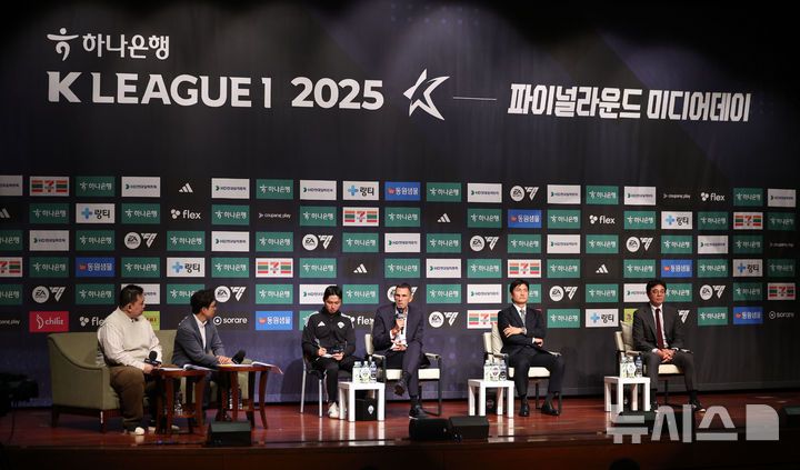 [서울=뉴시스] 김선웅 기자 = 전북현대 포옛 감독이 22일 서울 마포구 누리꿈스퀘어에서 열린 하나은행 K리그1 2025 파이널라운드 미디어데이에서 포부를 밝히고 있다. 왼쪽 네번째와 다섯번째는 김천상무 정정용 감독, 대전하나시티즌 황선홍 감독. 2025.10.22. mangusta@newsis.com
