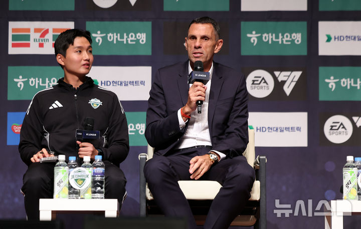 [서울=뉴시스] 김선웅 기자 = 전북현대 포옛 감독이 22일 서울 마포구 누리꿈스퀘어에서 열린 하나은행 K리그1 2025 파이널라운드 미디어데이에서 인사말을 하고 있다. 2025.10.22. mangusta@newsis.com