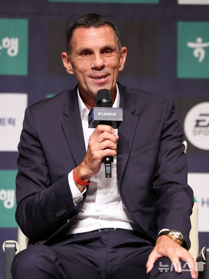 [서울=뉴시스] 김선웅 기자 = 전북현대 포옛 감독이 22일 서울 마포구 누리꿈스퀘어에서 열린 하나은행 K리그1 2025 파이널라운드 미디어데이에서 인사말을 하고 있다. 2025.10.22. mangusta@newsis.com