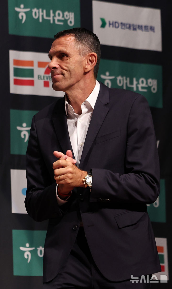 [서울=뉴시스] 김선웅 기자 = 전북현대 포옛 감독이 22일 서울 마포구 누리꿈스퀘어에서 열린 하나은행 K리그1 2025 파이널라운드 미디어데이에 참석하고 있다. 2025.10.22. mangusta@newsis.com