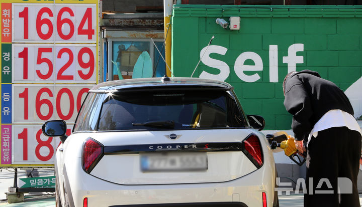 [서울=뉴시스] 김혜진 기자 = 22일 서울 시내 한 주유소에 유가 가격이 게시돼 있다. 이달 말 종료 예정이었던 유류세 한시인하 조치가 연말까지 2개월 더 연장된다. 휘발유에 대한 인하율은 기존 10%에서 7%로, 경유 및 LPG부탄에 대한 인하율은 15%에서 10%로 조정된다. 정부는 유가·물가 상황에 따라 유류세 인하 조치를 이어오고 있으며 연장 조치는 이번이 18번째다. 2025.10.22. jini@newsis.com