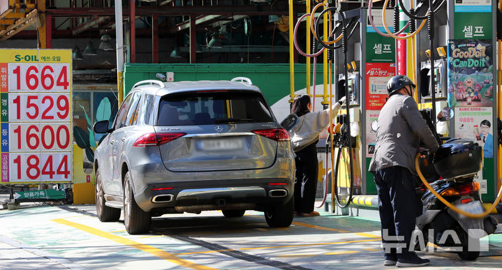 [서울=뉴시스] 김혜진 기자 = 22일 서울 시내 한 주유소에 유가 가격이 게시돼 있다. 이달 말 종료 예정이었던 유류세 한시인하 조치가 연말까지 2개월 더 연장된다. 휘발유에 대한 인하율은 기존 10%에서 7%로, 경유 및 LPG부탄에 대한 인하율은 15%에서 10%로 조정된다. 정부는 유가·물가 상황에 따라 유류세 인하 조치를 이어오고 있으며 연장 조치는 이번이 18번째다. 2025.10.22. jini@newsis.com