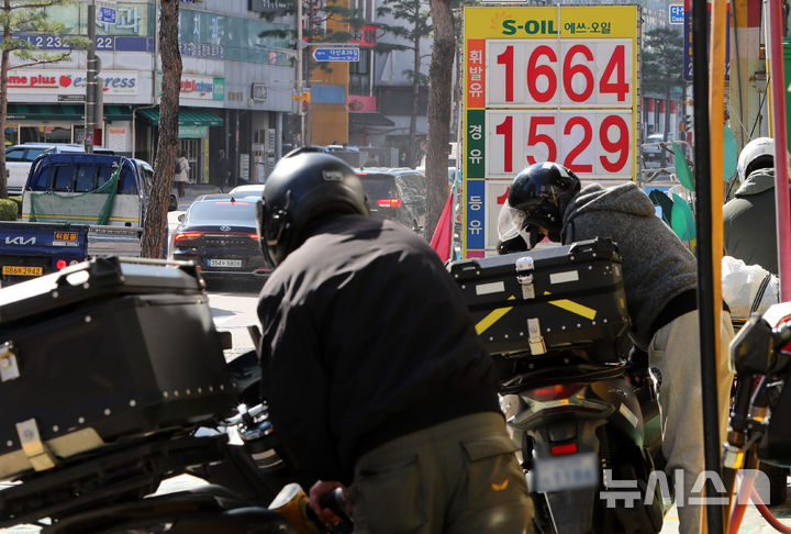 [서울=뉴시스] 김혜진 기자 = 22일 서울 시내 한 주유소에 유가 가격이 게시돼 있다. 이달 말 종료 예정이었던 유류세 한시인하 조치가 연말까지 2개월 더 연장된다. 휘발유에 대한 인하율은 기존 10%에서 7%로, 경유 및 LPG부탄에 대한 인하율은 15%에서 10%로 조정된다. 정부는 유가·물가 상황에 따라 유류세 인하 조치를 이어오고 있으며 연장 조치는 이번이 18번째다. 2025.10.22. jini@newsis.com