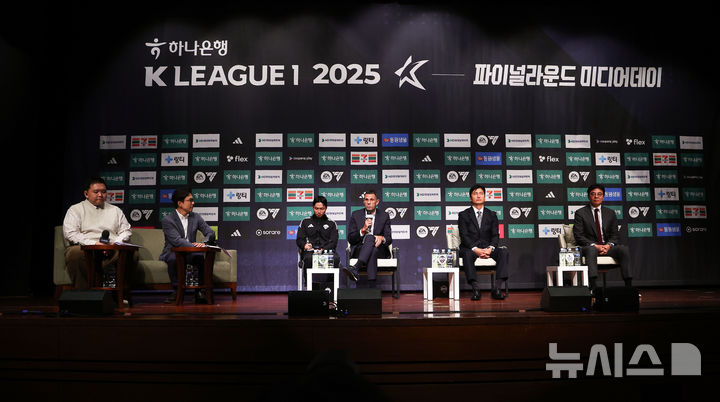 [서울=뉴시스] 김선웅 기자 = 전북현대 포옛 감독이 22일 서울 마포구 누리꿈스퀘어에서 열린 하나은행 K리그1 2025 파이널라운드 미디어데이에서 포부를 밝히고 있다. 왼쪽 네번째와 다섯번째는 김천상무 정정용 감독, 대전하나시티즌 황선홍 감독. 2025.10.22. mangusta@newsis.com