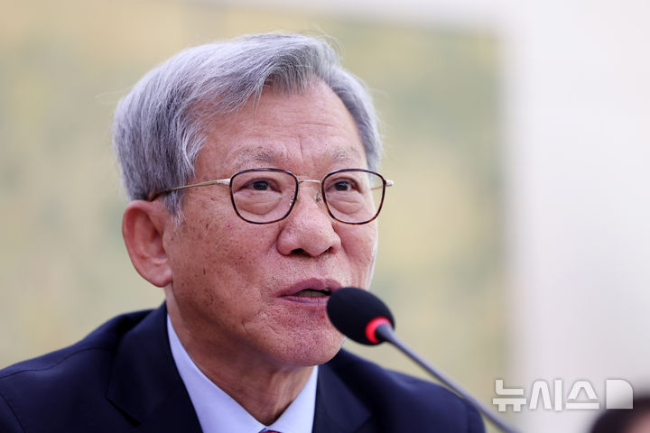 [서울=뉴시스] 김명년 기자 = 유홍준 국립중앙박물관장이 22일 오전 서울 여의도 국회 문화체육관광위원회에서 열린 국립중앙박물관 등에 대한 국정감사에서 질의에 답하고 있다. 2025.10.22. kmn@newsis.com