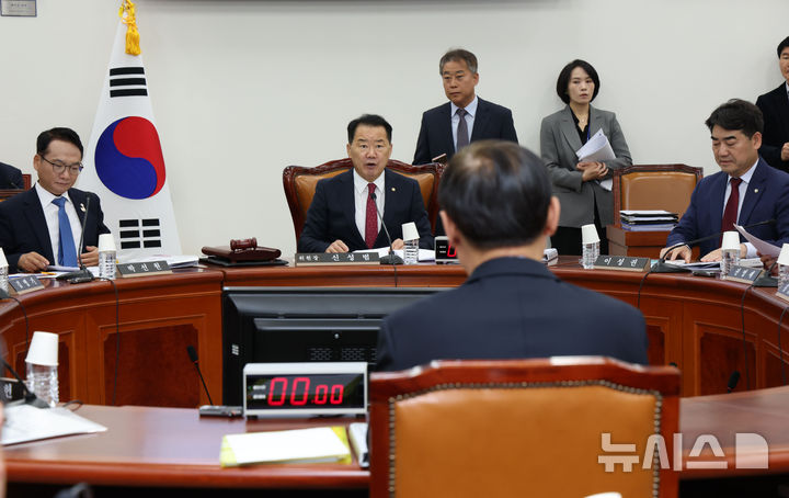 [서울=뉴시스] 국회사진기자단 = 신성범 국회 정보위원장이 22일 서울 여의도 국회에서 이종석 국정원장이 참여한 가운데 열린 정보위원회 전체회의를 주재하고 있다. 2025.10.22. photo@newsis.com