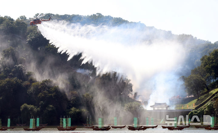 [공주=뉴시스] 강종민 기자 = 22일 충남 공주시 금강변에서 열린 2025 산불진화 통합훈련에서 산불진화헬기들이 방수하고 있다. 2025.10.22. ppkjm@newsis.com