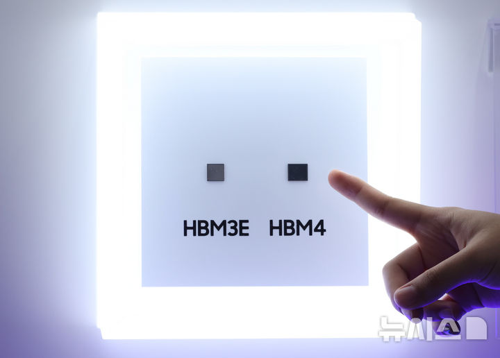 [서울=뉴시스] 황준선 기자 = 22일 서울 강남구 코엑스에서 개막한 제27회 반도체대전을 찾은 관람객이 삼성전자의 HBM4를 둘러보고 있다. 2025.10.22. hwang@newsis.com