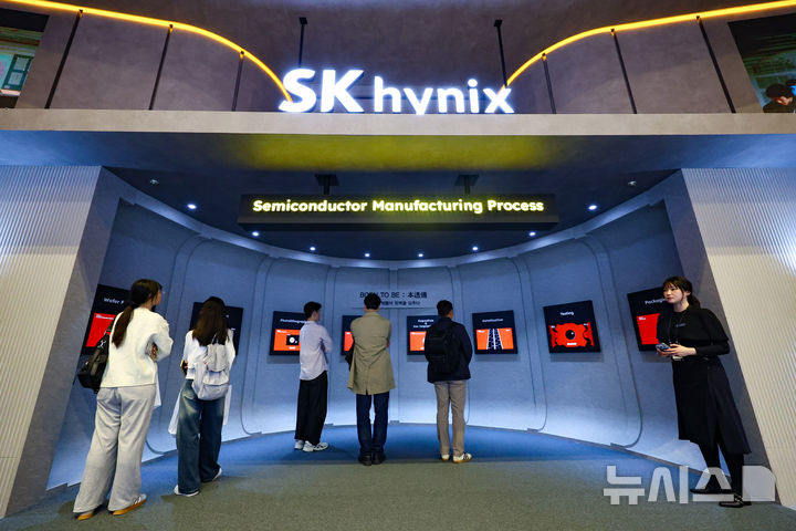 [서울=뉴시스] 황준선 기자 = 22일 서울 강남구 코엑스에서 개막한 제27회 반도체대전을 찾은 관람객들이 SK하이닉스 부스를 둘러보고 있다. 2025.10.22. hwang@newsis.com