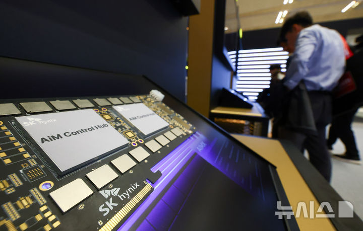 [서울=뉴시스] 황준선 기자 = 22일 서울 강남구 코엑스에서 개막한 제27회 반도체대전을 찾은 관람객들이 SK하이닉스 부스를 둘러보고 있다. 2025.10.22. hwang@newsis.com