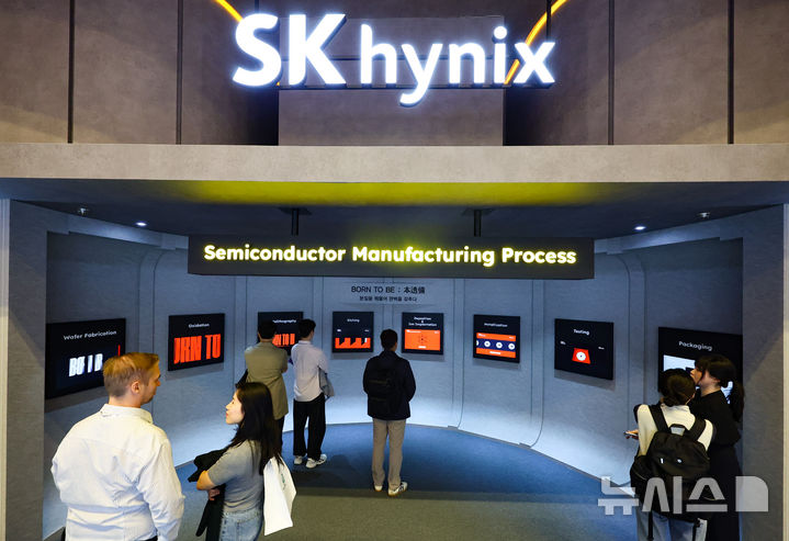 [서울=뉴시스] 황준선 기자 = 22일 서울 강남구 코엑스에서 개막한 제27회 반도체대전을 찾은 관람객들이 SK하이닉스 부스를 둘러보고 있다. 2025.10.22. hwang@newsis.com