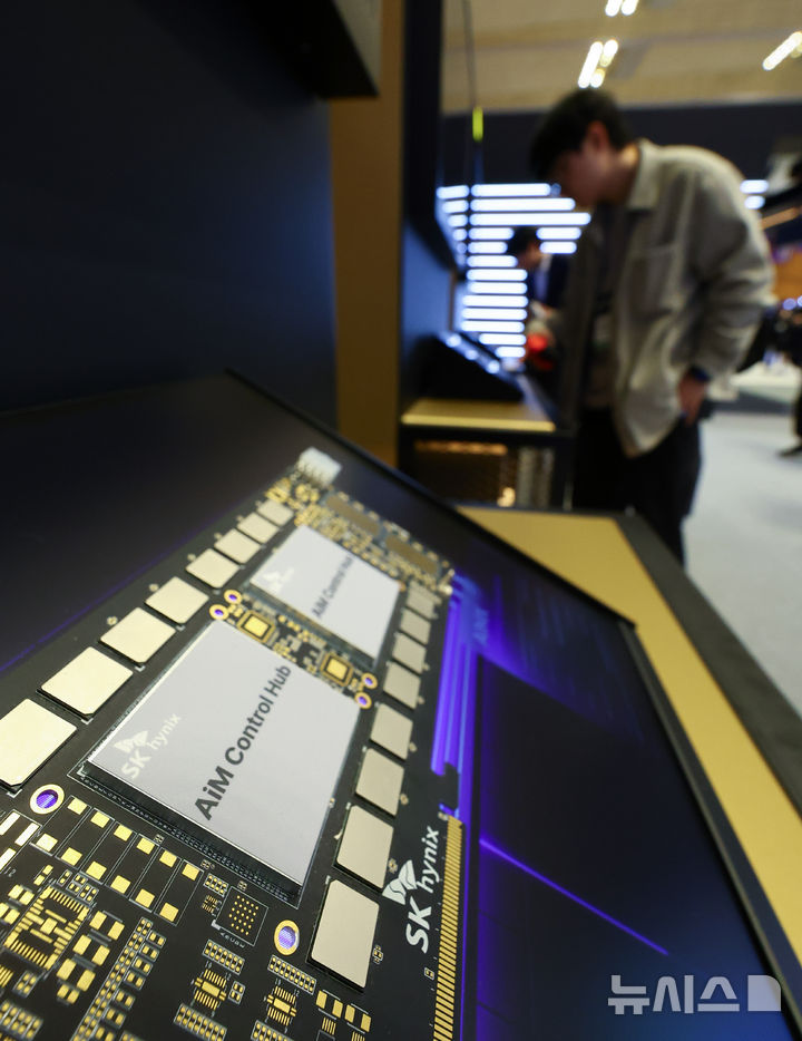 [서울=뉴시스] 황준선 기자 = 22일 서울 강남구 코엑스에서 개막한 제27회 반도체대전을 찾은 관람객들이 SK하이닉스 부스를 둘러보고 있다. 2025.10.22. hwang@newsis.com