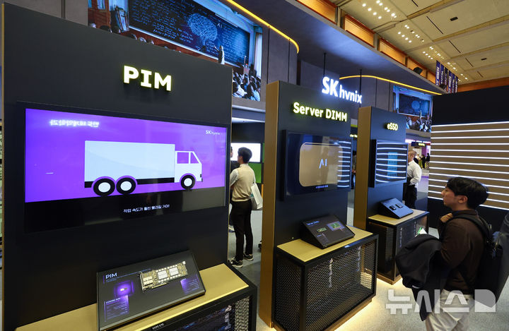 [서울=뉴시스] 황준선 기자 = 22일 서울 강남구 코엑스에서 개막한 제27회 반도체대전을 찾은 관람객들이 SK하이닉스 부스를 둘러보고 있다. 2025.10.22. hwang@newsis.com