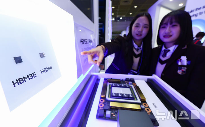 [서울=뉴시스] 황준선 기자 = 22일 서울 강남구 코엑스에서 개막한 제27회 반도체대전을 찾은 관람객이 삼성전자의 HBM4를 둘러보고 있다. 2025.10.22. hwang@newsis.com
