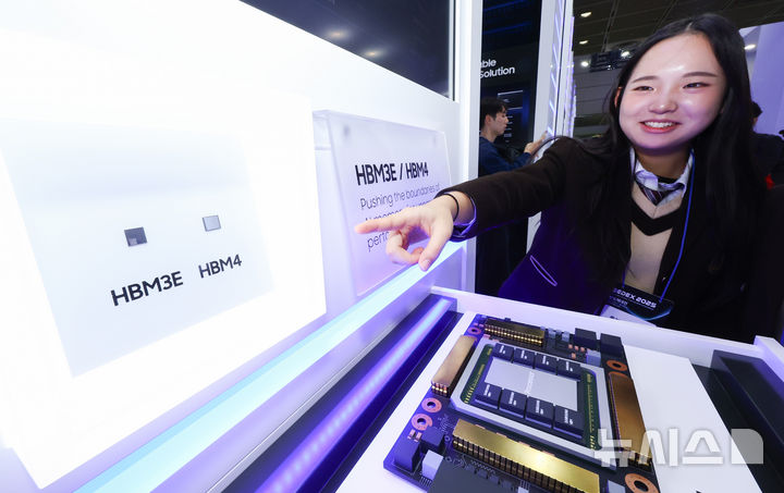 [서울=뉴시스] 황준선 기자 = 22일 서울 강남구 코엑스에서 개막한 제27회 반도체대전을 찾은 관람객이 삼성전자의 HBM4를 둘러보고 있다. 2025.10.22. hwang@newsis.com