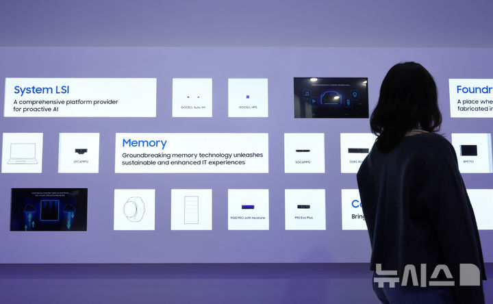 [서울=뉴시스] 황준선 기자 = 22일 서울 강남구 코엑스에서 개막한 제27회 반도체대전을 찾은 관람객이 삼성전자 부스를 둘러보고 있다. 2025.10.22. hwang@newsis.com