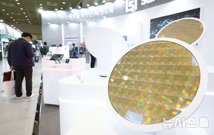 [서울=뉴시스] 황준선 기자 = 22일 서울 강남구 코엑스에서 개막한 제27회 반도체대전을 찾은 관람객들이 부스를 둘러보고 있다. 2025.10.22. hwang@newsis.com