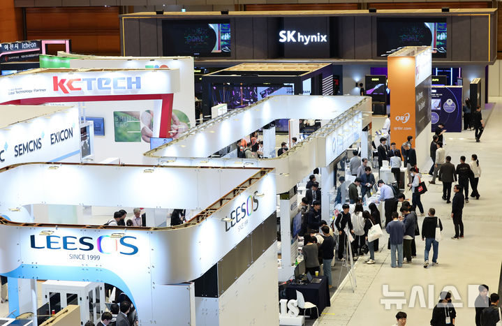 [서울=뉴시스] 황준선 기자 = 22일 서울 강남구 코엑스에서 개막한 제27회 반도체대전을 찾은 관람객들이 부스를 둘러보고 있다. 2025.10.22. hwang@newsis.com