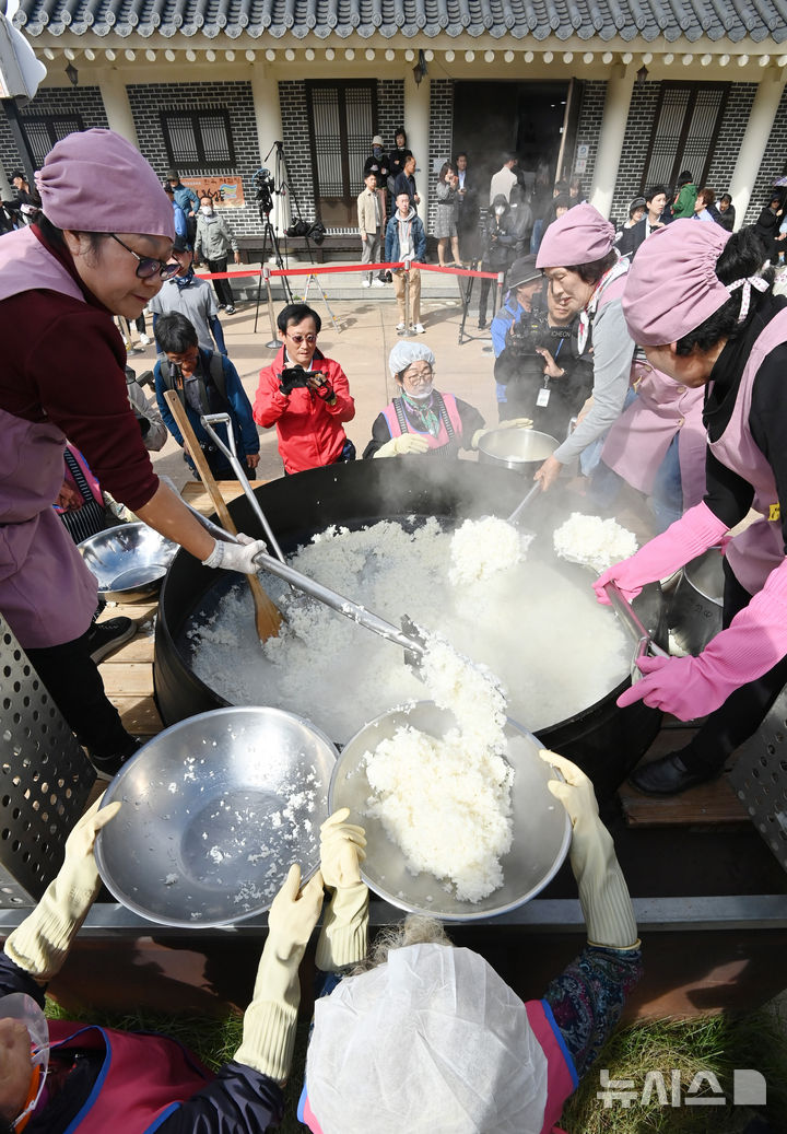 [이천=뉴시스] 김종택 기자 = 제24회 이천 쌀 문화축제가 열린 22일 경기 이천시 모가면 이천농업테마공원에서 초대형 가마솥에 2000인분 쌀밥 짓기가 진행되고 있다. 2025.10.22. jtk@newsis.com