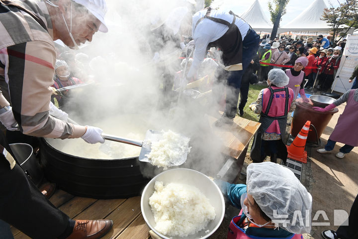 [이천=뉴시스] 김종택 기자 = 제24회 이천 쌀 문화축제가 열린 22일 경기 이천시 모가면 이천농업테마공원에서 초대형 가마솥에 2000인분 쌀밥 짓기가 진행되고 있다. 2025.10.22. jtk@newsis.com