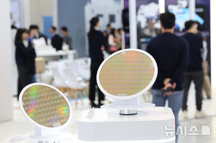 [서울=뉴시스] 황준선 기자 = 22일 서울 강남구 코엑스에서 개막한 제27회 반도체대전을 찾은 관람객들이 부스를 둘러보고 있다. 2025.10.22. hwang@newsis.com