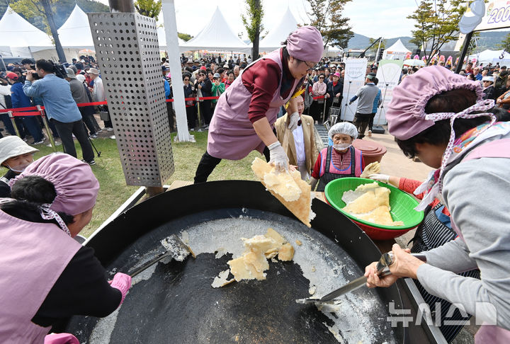 [이천=뉴시스] 김종택 기자 = 제24회 이천 쌀 문화축제가 열린 22일 경기 이천시 모가면 이천농업테마공원에서 초대형 가마솥에 2000인분 쌀밥 짓기가 진행되고 있다. 2025.10.22. jtk@newsis.com