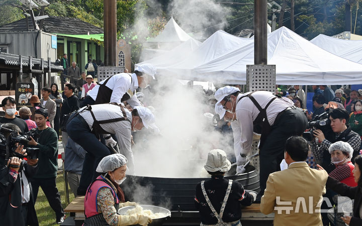 [이천=뉴시스] 김종택 기자 = 제24회 이천 쌀 문화축제가 열린 22일 경기 이천시 모가면 이천농업테마공원에서 초대형 가마솥에 2000인분 쌀밥 짓기가 진행되고 있다. 2025.10.22. jtk@newsis.com