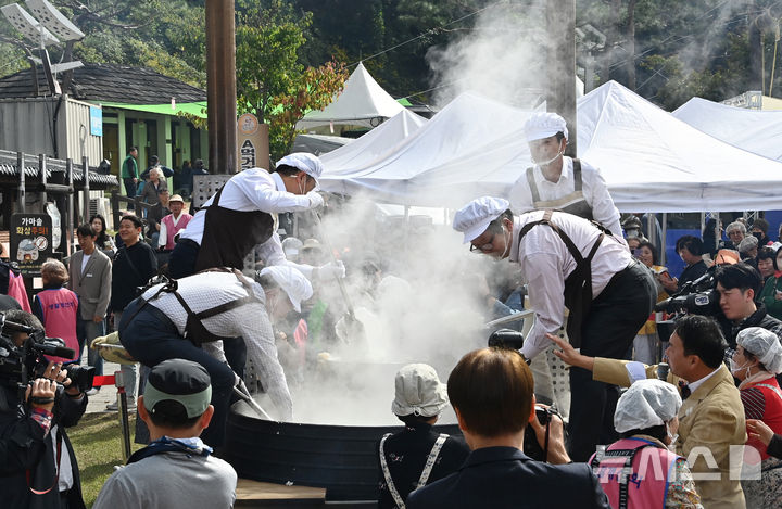 [이천=뉴시스] 김종택 기자 = 제24회 이천 쌀 문화축제가 열린 22일 경기 이천시 모가면 이천농업테마공원에서 초대형 가마솥에 2000인분 쌀밥 짓기가 진행되고 있다. 2025.10.22. jtk@newsis.com