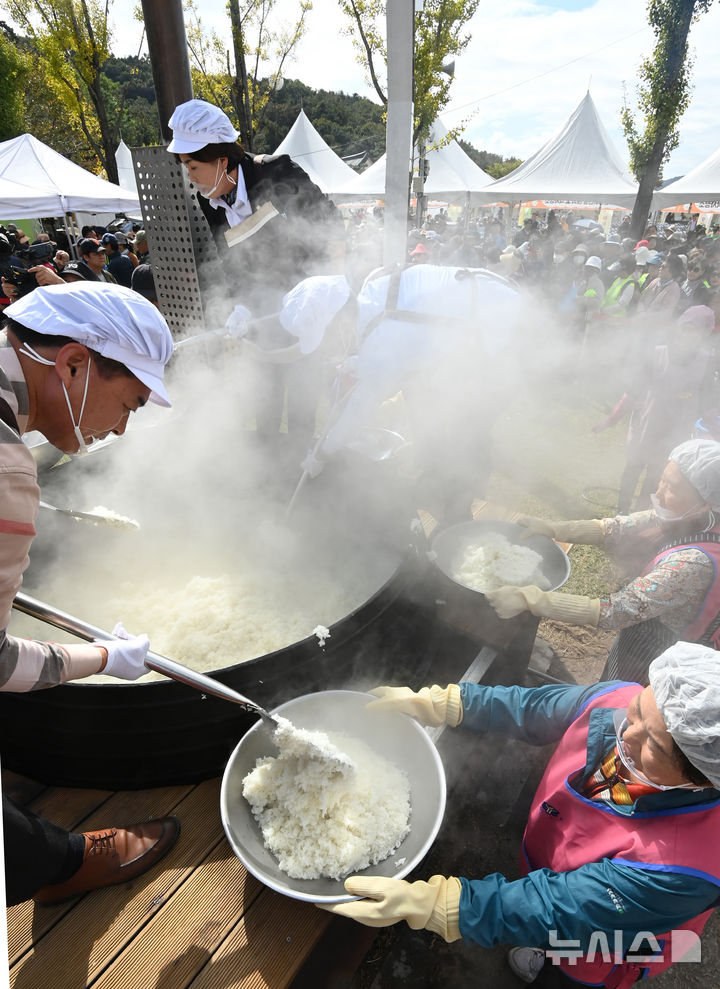 [이천=뉴시스] 김종택 기자 = 제24회 이천 쌀 문화축제가 열린 22일 경기 이천시 모가면 이천농업테마공원에서 초대형 가마솥에 2000인분 쌀밥 짓기가 진행되고 있다. 2025.10.22. jtk@newsis.com