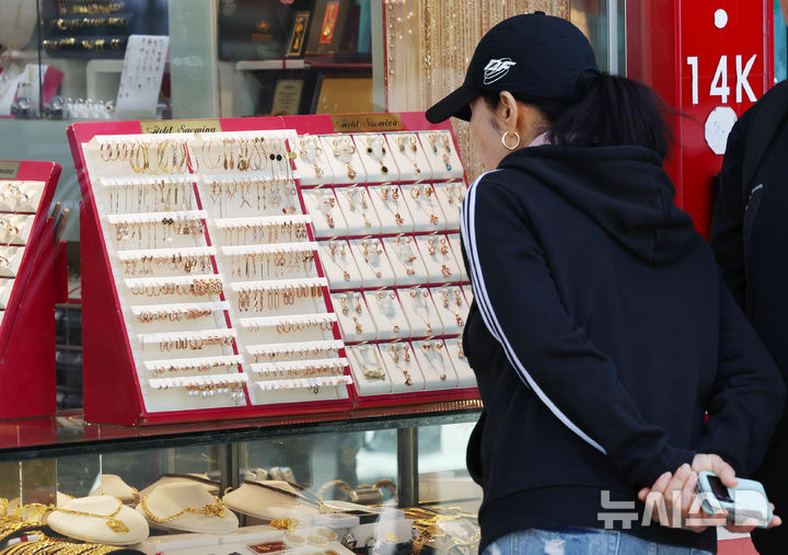 [서울=뉴시스] 조성우 기자 = 국제 금값이 12년 만에 최대 낙폭을 기록한 22일 서울 종로구 한 금은방 앞에서 시민이 상품을 살펴보고 있다.전날 뉴욕상품거래소(COMEX)에서 12월물 금 선물 가격은 트로이온스당 4109.1달러로 마감하며, 하루 만에 5.74% 급락했다. 이날 낙폭은 2013년 이후 12년만에 가장 컸다. 2025.10.22. xconfind@newsis.com