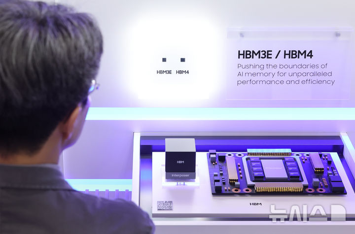 [서울=뉴시스] 황준선 기자 = 22일 서울 강남구 코엑스에서 개막한 제27회 반도체대전을 찾은 관람객이 삼성전자의 HBM4를 둘러보고 있다. 2025.10.22. hwang@newsis.com