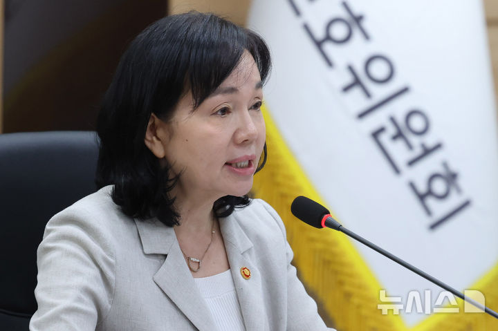 [서울=뉴시스] 추상철 기자 = 송경희 개인정보보호위원회 위원장이 22일 오후 서울 종로구 정부서울청사에서 열린 2025년 제22회 개인정보보호위원회 전체회의에서 발언하고 있다. 2025.10.22. scchoo@newsis.com