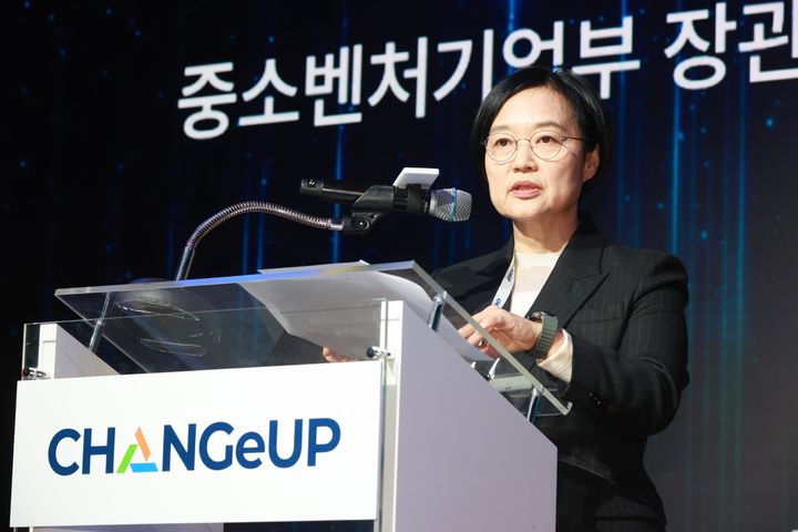 [서울=뉴시스] 한성숙 중소벤처기업부 장관이 지난 22일 경북 포항 체인지업그라운드에서 열린 '경북-포스코 혁신성장 벤처펀드 결성식'에서 축사를 하고 있다. (사진=중소벤처기업부 제공) 2025.10.23. photo@newsis.com *재판매 및 DB 금지