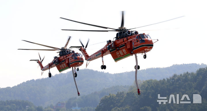 [공주=뉴시스] 강종민 기자 = 22일 충남 공주시 금강변에서 열린 2025 산불진화 통합훈련에서 산불진화헬기들이 이동하고 있다. 2025.10.22. ppkjm@newsis.com