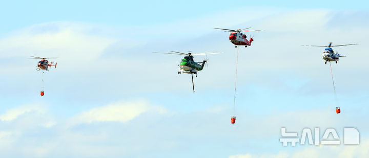 [공주=뉴시스] 강종민 기자 = 22일 충남 공주시 금강변에서 열린 2025 산불진화 통합훈련에서 산불진화헬기들이 이동하고 있다. 2025.10.22. ppkjm@newsis.com