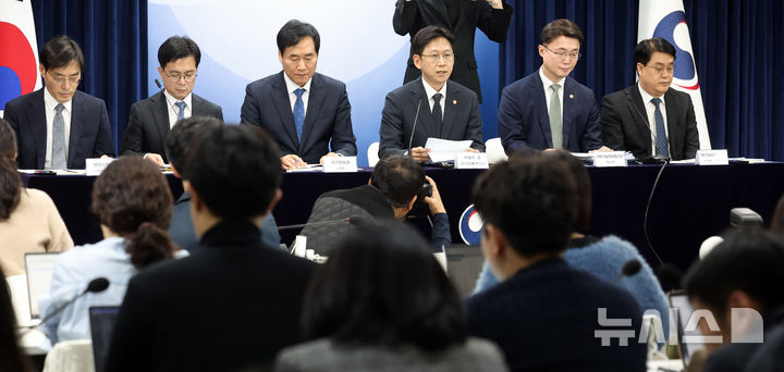 [서울=뉴시스] 추상철 기자 = 배경훈 부총리 겸 과학기술정보통신부 장관이 22일 오후 서울 종로구 정부서울청사에서 열린 '범부처 정보보호 종합대책' 합동브리핑에서 발언하고 있다. 왼쪽부터 이용석 행정안전부 디지털정부혁신실장, 신진창 금융위원회 사무처장, 김창섭 국가정보원 3차장, 배 부총리, 류제명 과학기술정보통신부 2차관, 이정렬 개인정보보호위원회 부위원장 직무대리. 2025.10.22. scchoo@newsis.com