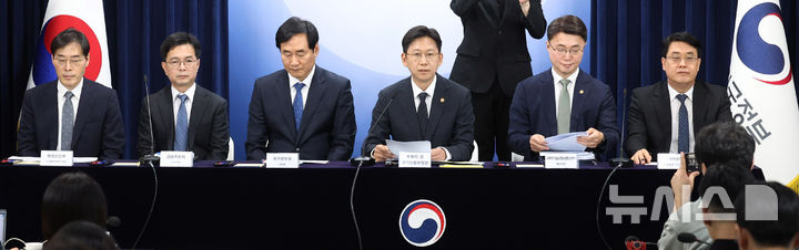 [서울=뉴시스] 추상철 기자 = 배경훈 부총리 겸 과학기술정보통신부 장관이 22일 오후 서울 종로구 정부서울청사에서 열린 '범부처 정보보호 종합대책' 합동브리핑에서 발언하고 있다. 왼쪽부터 이용석 행정안전부 디지털정부혁신실장, 신진창 금융위원회 사무처장, 김창섭 국가정보원 3차장, 배 부총리, 류제명 과학기술정보통신부 2차관, 이정렬 개인정보보호위원회 부위원장 직무대리. 2025.10.22. scchoo@newsis.com