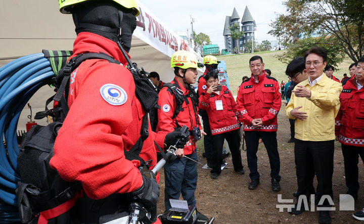 [공주=뉴시스] 강종민 기자 = 김민석 국무총리가 22일 충남 공주시 금강변에서 열린 2025 산불진화 통합훈련을 찾아 산불진화 장비를 살펴보고 있다. 2025.10.22. ppkjm@newsis.com
