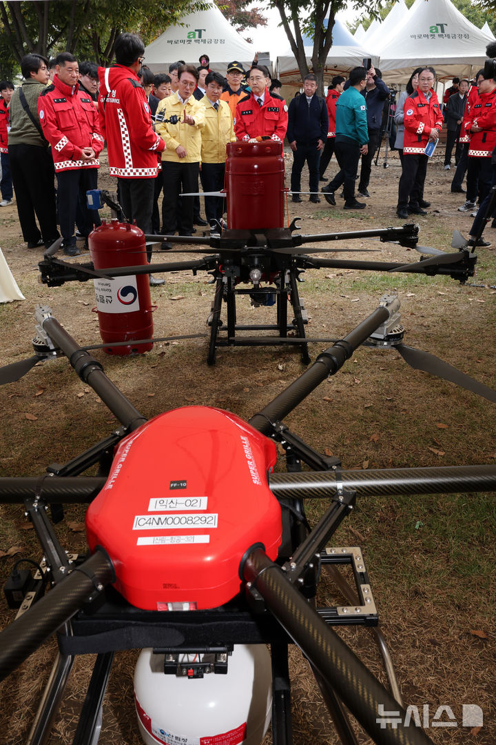[공주=뉴시스] 강종민 기자 = 김민석 국무총리가 22일 충남 공주시 금강변에서 열린 2025 산불진화 통합훈련을 찾아 산불진화 드론을 살펴보고 있다. 2025.10.22. ppkjm@newsis.com