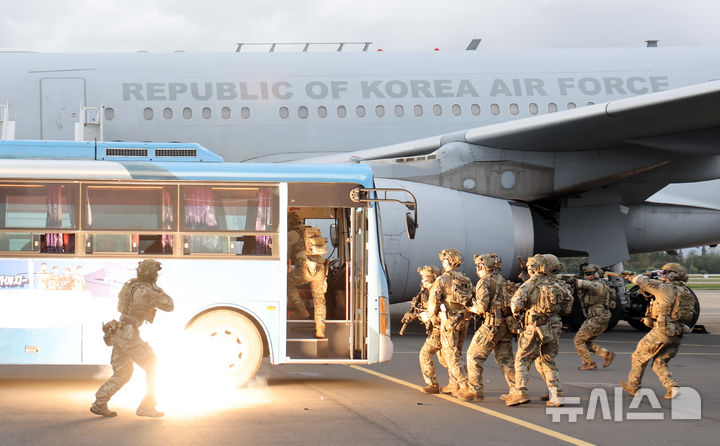  [부산=뉴시스] 하경민 기자 = 2025 APEC 정상회의 대비 대테러 종합훈련이 열린 22일 부산 강서구 제5공중기동비행단 주기장에서 항공특수통제사(CCT)들이 항공기 인질 테러범을 진압하고 있다.  항공기 인질 및 폭발물 테러 상황을 가정한 이날 훈련에는 공군(대테러 초동조치반, 항공특수통제사), 육군 53사단, 부산경찰청 경찰특공대, 김해공항 EOD 등의 유관기간에서 80여 명이 참가했다. 2025.10.22. yulnetphoto@newsis.com