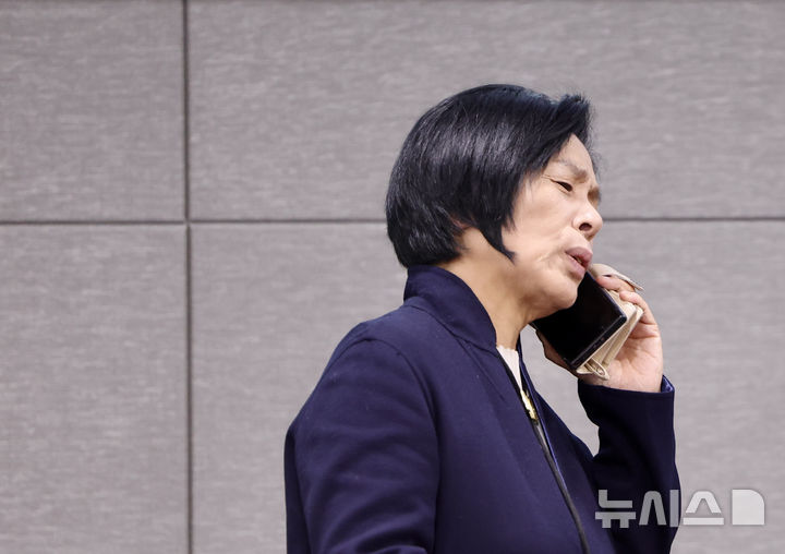 [서울=뉴시스] 김명년 기자 = 최민희 국회 과학기술정보방송통신위원장이 지난 22일 오후 서울 여의도 국회 의원회관에서 열린 AI의 등장과 미디어 생태계의 변화 토론회에서 통화하고 있다. 2025.10.22. kmn@newsis.com