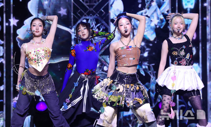 [서울=뉴시스] 김혜진 기자 = 그룹 비비업이 22일 오후 서울 용산구 블루스퀘어에서 열린 새 앨범 발매 기념 쇼케이스에서 무대를 선보이고 있다. 2025.10.22. jini@newsis.com