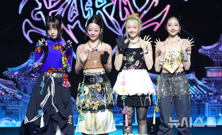 [서울=뉴시스] 김혜진 기자 = 그룹 비비업(왼쪽부터 킴, 팬, 수연, 지윤)이 22일 오후 서울 용산구 블루스퀘어에서 열린 새 앨범 발매 기념 쇼케이스에서 포즈를 취하고 있다. 2025.10.22. jini@newsis.com