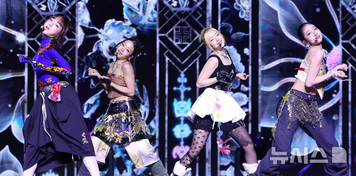 [서울=뉴시스] 김혜진 기자 = 그룹 비비업이 22일 오후 서울 용산구 블루스퀘어에서 열린 새 앨범 발매 기념 쇼케이스에서 무대를 선보이고 있다. 2025.10.22. jini@newsis.com