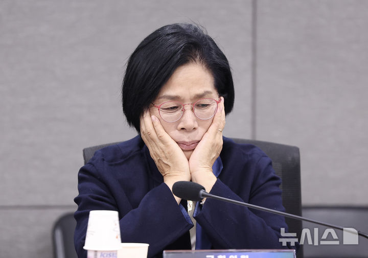 [서울=뉴시스] 김명년 기자 = 최민희 국회 과학기술정보방송통신위원장이 22일 오후 서울 여의도 국회 의원회관에서 열린 AI의 등장과 미디어 생태계의 변화 토론회에서 얼굴을 만지고 있다. 2025.10.22. kmn@newsis.com