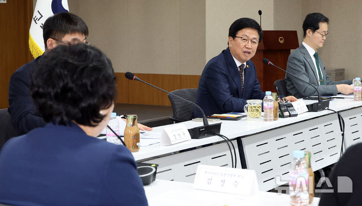 [세종=뉴시스] 강종민 기자 = 최교진 교육부 장관이 지난 10월 22일 세종시 정부세종청사에서 열린 교육부-한국어린이집총연합회 간담회에서 발언하는 모습. 2025.10.22. ppkjm@newsis.com