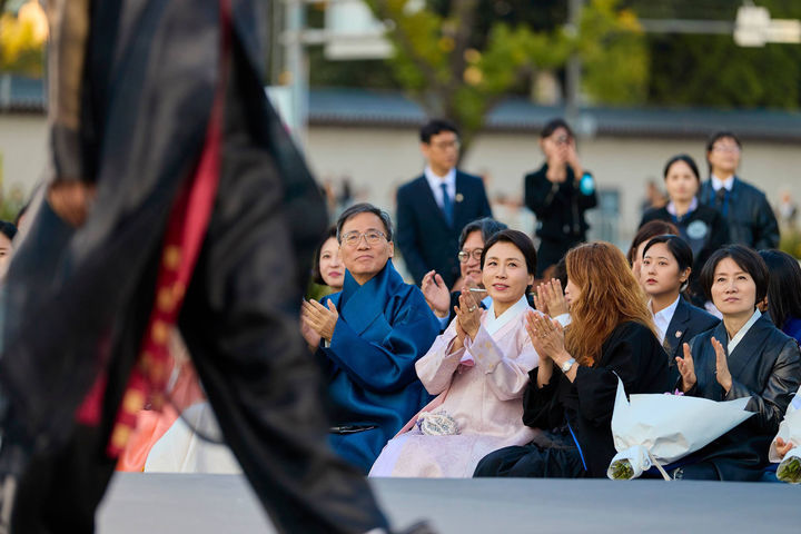 [서울=뉴시스] 최동준 기자 = 김혜경 여사가 21일 서울 종로구 의정부지 역사유적광장에서 열린 '2025 한복문화주간 기념행사'에 참석해 한복 패션쇼를 관람하고 있다. (사진=대통령실 제공) 2025.10.22. photo@newsis.com *재판매 및 DB 금지