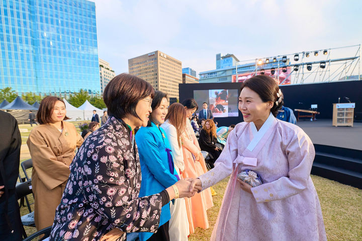 [서울=뉴시스] 최동준 기자 = 김혜경 여사가 21일 서울 종로구 의정부지 역사유적광장에서 열린 '2025 한복문화주간 기념행사'에서 참석자들과 인사하고 있다. (사진=대통령실 제공) 2025.10.22. photo@newsis.com *재판매 및 DB 금지